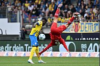 Kopfüber im Zweikampf - © Swen Pförtner/dpa