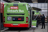 Die Deutsche Bahn und der Handelskonzern Rewe pr&auml;sentieren einen Einkaufsbus f&uuml;r l&auml;ndliche Gebiete. - &copy; Monika Skolimowska/dpa