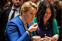 Berlins Regierende B&uuml;rgermeisterin Franziska Giffey (l) und Umwel-Senatorin Bettina Jarasch kosten Eis. - &copy; Fabian Sommer/dpa