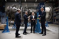 Olaf Scholz besucht MTU Maintenance in seinem Wahlkreis - © Sebastian Christoph Gollnow/dpa