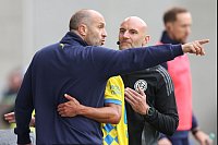 Braunschweig-Coach Schernig sieht die Rote Karte. - © Jürgen Kessler/dpa