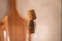Beim Herauskommen rei&szlig;t der Korken. - &copy; Christin Klose/dpa-tmn