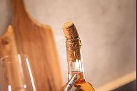 Schritt 2: Flaschenhals mit einem Feuerzeug erhitzen, bis der Korken aus der Flasche kommt. - &copy; Christin Klose/dpa-tmn