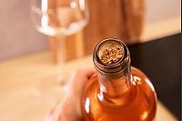 Fazit: Ein Rest des Korkens bleibt im Flaschenhals stecken. - &copy; Christin Klose/dpa-tmn