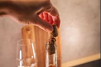 Der Korken ist so weich, dass er selbst beim vorsichtigen Herausziehen abrei&szlig;t. - &copy; Christin Klose/dpa-tmn