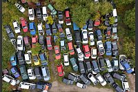 Diskussion um Abwrackprämie für Autos: ausgediente Verbrennerautos stehen auf einem Schrottplatz. - © Boris Roessler/dpa