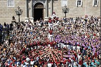 Stadtfest in Barcelona: die Teilnehmer der Diada Castellera feiern vor dem Rathaus während des Stadtfests La Mercè teil, das jedes Jahr am 24. September zu Ehren der Schutzpatronin Mercè gefeiert wird. - © Kike Rincón/EUROPA PRESS/dpa