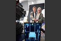 Die Holocaust-Überlebende Eva Weyl (r) steht in einem Studio der TU Dortmund neben Ina Brandes, Ministerin für Kultur und Wissenschaft des Landes Nordrhein-Westfalen. Das Ministerium plant zusammen mit der TU Dortmund ein Holocaust-Hologramm-Projekt. - © Bernd Thissen/dpa