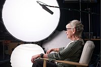 Die Holocaust-Überlebende Eva Weyl sitzt bei einer Probe in einem Studio der TU Dortmund, wo sie anschließend für ein Hologramm gefilmt werden wird. Besucherinnen und Besucher können im Rahmen einer Ausstellung auf Zeche Zollverein in Essen ab dem 27.01.2026 Zeitzeugen befragen - als KI-gesteuertes Hologramm. - © Bernd Thissen/dpa