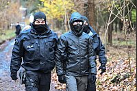Ein Umweltaktivist wird aus dem aufgelösten Tesla-Protestcamp in Grünheide gebracht. - © Sebastian Christoph Gollnow/dpa
