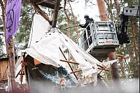 Die Polizei überprüft die Bauten der Tesla-Gegner in Wald in Grünheide. Die Umweltaktivisten müssen ihr Camp nach fast neun Monaten endgültig räumen. - © Sebastian Christoph Gollnow/dpa
