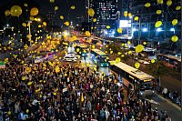 Angehörige und Unterstützer von Israelis, die von der Hamas im Gazastreifen als Geiseln festgehalten werden, nehmen an einer Kundgebung in Tel Aviv teil, bei der an 500 Tage Gefangenschaft erinnert und die Freilassung der verbliebenen Geiseln gefordert wird. - © Ariel Schalit/AP/dpa