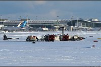 Feuerwehrleute des Toronto Pearson International Airport arbeiten an einem auf dem Rücken liegenden Flugzeug der Delta Air Lines. - © Teresa Barbieri/The Canadian Press/AP/dpa