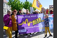 Im brandenburgischen Cottbus demonstrieren Erzieherinnen und Erzieher bei einem Aktionstag im Mai gegen einen drohenden «Kita-Kollaps». - © Patrick Pleul/dpa