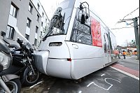 Die Straßenbahn entgleiste. - © David Young/dpa