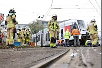 Die Wagen musste angehoben und zurück ins Gleis gesetzt werden. - © David Young/dpa