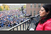 VW will wohl mindestens drei Werke schließen - VW-Konzernbetriebsratschefin Daniela Cavallo spricht bei einer Informationsveranstaltung für die Belegschaft in Wolfsburg - © Julian Stratenschulte/dpa-Pool/dpa