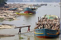 Schwimmender Holzmarkt in Bangladesch: Wo 35.000 Menschen Sägeholz produzieren - © Syed Mahabubul Kader/ZUMA Press Wire/dpa