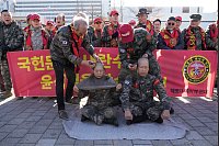 Protest in Seoul: Marineveteranen rasieren Köpfe gegen Präsident Yoon - © Ahn Young-joon/AP /dpa