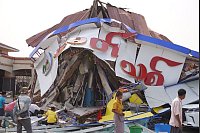 Dieses Gebäude ist bei einem Erdbeben in Naypyitaw in Myanmar eingestürzt. Bei dem Beben sind nach letzten Angaben mehr als 1.000 Menschen ums Leben gekommen. - © ---/XinHua/dpa