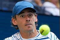Alex de Minaur fixiert den Ball bei den US Open in New York. - © Pamela Smith/AP