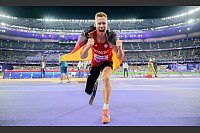Markus Rehm aus Deutschland feiert seine Goldmedaille im Weitsprung. - © Julian Stratenschulte/dpa