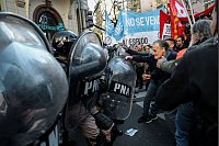 Rentner protestieren in Buenos Aires gegen die Entscheidung der ultraliberalen Regierung von Präsident Milei, die Mindestrenten nicht zu aktualisieren. - © Cristina Sille/dpa