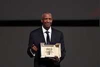Denzel Washington wird in Cannes mit der Goldenen Palme ausgezeichnet - © Sameer Al-Doumy/POOL AFP/AP/dpa