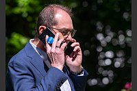 Mr. Multitasking: Alexander Dobrindt mit zwei Telefonen - © Peter Kneffel/dpa