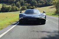 Alles auf Attacke? Nein, nat&uuml;rlich nicht auf der Landstra&szlig;e und besser auch nicht im &ouml;ffentlichen Stra&szlig;enverkehr - aber die Fuhre ist gut f&uuml;r &uuml;ber 350 km/h Spitze. - &copy; Thomas Geiger/dpa-tmn