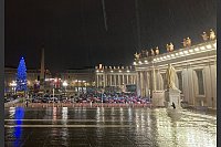 Auf Bildschirmen verfolgten Tausende trotz Regens die Messe auf dem Petersplatz. - &copy; Sabine Dobel/dpa