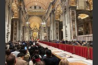 Auch im Petersdom fanden sich viele Gl&auml;ubige ein. - &copy; Sabine Dobel/dpa