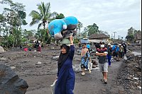 Mehr als 1.100 Menschen sind auf der Flucht. - © Wawan Sugiarto/AP/dpa