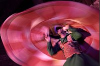 Ein Derwisch dreht sich während einer religiösen Darbietung anlässlich des heiligen Monats Ramadan in Kairo, Ägypten. - © Amr Nabil/AP/dpa