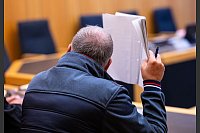 Der ehemalige Bürgermeister der Gemeinde Ostbevern im Kreis Warendorf, Wolfgang Annen, sitzt im Landgericht Münster und wartet auf den Prozessbeginn. - © Guido Kirchner/dpa