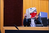 Der ehemalige Bürgermeister der Gemeinde Ostbevern im Kreis Warendorf, Wolfgang Annen, sitzt im Landgericht und wartet auf den Beginn des Prozesses wegen Vorteilsannahme - © Guido Kirchner/dpa