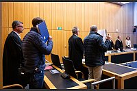 Der ehemalige Bürgermeister der Gemeinde Ostbevern im Kreis Warendorf, Wolfgang Annen (4.v.l.), steht zu Beginn des Prozesses wegen Vorteilsannahme im Landgericht vor dem zweiten Angeklagten (2.v.l.), der die Zuwendungen gezahlt haben soll. - © Guido Kirchner/dpa