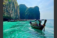 Viele Touristen kommen mit solchen traditionellen Booten zur weltber&uuml;hmten Bucht. (Archivbild) - &copy; Carola Frentzen/dpa