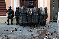 Demonstranten bewarfen bolivianische Polizisten vor dem Justizministerium mit Kuhhörnern und Blut. - © Diego Rosales/ZUMA Press Wire/dpa
