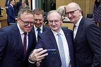 Die Fantastischen Vier - der dienstälteste die drei jüngst vereidigten Ministerpräsidenten fotografieren ein Selfie - © Joerg Carstensen/dpa