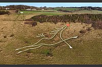 Folkestone White Horse mit roter Nase - Ein anonymer Künstler hat dem Folkestone White Horse auf dem Cheriton Hill eine rote Nase, wie Rudolph the Red-Nosed Reindeer verpasst. - © Gareth Fuller/PA Wire/dpa
