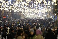 Tausende von Menschen sind auf der Rustaveli Avenue in Tiflis unterwegs während der Proteste gegen die Aussetzung der Beitrittsverhandlungen des Landes mit der Europäischen Union. - © Karol Serewis/SOPA Images via ZUMA Press Wire/dpa