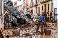 Menschen beseitigen in Paiportadie durch das Unwetter verursachten Schäden. - © Rober Solsona/EUROPA PRESS/dpa