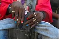 Ein Bandenmitglied posiert auf dem Nationalfriedhof in Port-au-Prince für ein Foto mit seiner Waffe während des jährlichen «Fete Gede»-Festes, mit dem der Tag der Toten zu Ehren der haitianischen Voodoo-Geister Baron Samedi und Gede gefeiert wird. - © Odelyn Joseph/AP/dpa