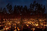 Kerzen leuchten an Allerheiligen auf einem Friedhof in der Hauptstadt. - © Mindaugas Kulbis/AP