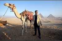 Markus Söder (CSU), Ministerpräsident von Bayern, besichtigt auch die Pyramiden von Gizeh auf seiner dreitägigen Dienstreise nach Ägypten. - © Sven Hoppe/dpa