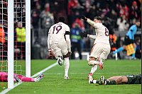 Leon Goretzka (r) dankt Davies besoders. - © Sven Hoppe/dpa
