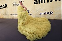Skye Hankey posiert für Fotografen bei ihrer Ankunft auf der amfAR-Benefizveranstaltung in Cannes. - © Joel C Ryan/Invision/AP/dpa