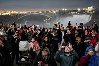 Auch vor den Niagarafällen in Ontario treffen sich zahlreiche Menschen, um die totale Sonnenfinsternis zu beobachten. - © Matt Rourke/AP/dpa