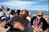 Menschen haben sich im Hafen von Mazatlán in Mexiko versammelt, um die totale Sonnenfinsternis beobachten. - © Eduardo Resendiz/dpa